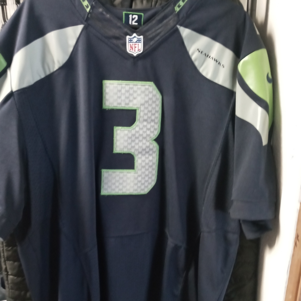 VERY NICE STITCHED RUSSELL WILSON JERSEY!!